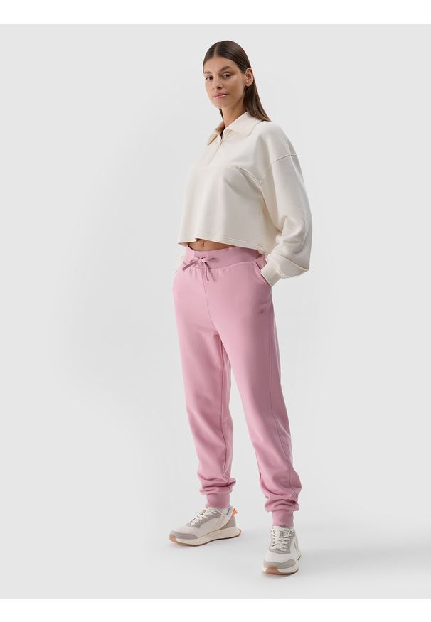 4f - Spodnie dresowe joggery damskie - pudrowy róż. Kolor: różowy. Materiał: dresówka. Wzór: ze splotem, gładki