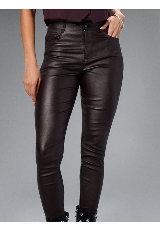 Sinsay - Spodnie z imitacji skóry - brązowy. Kolor: brązowy. Materiał: skóra