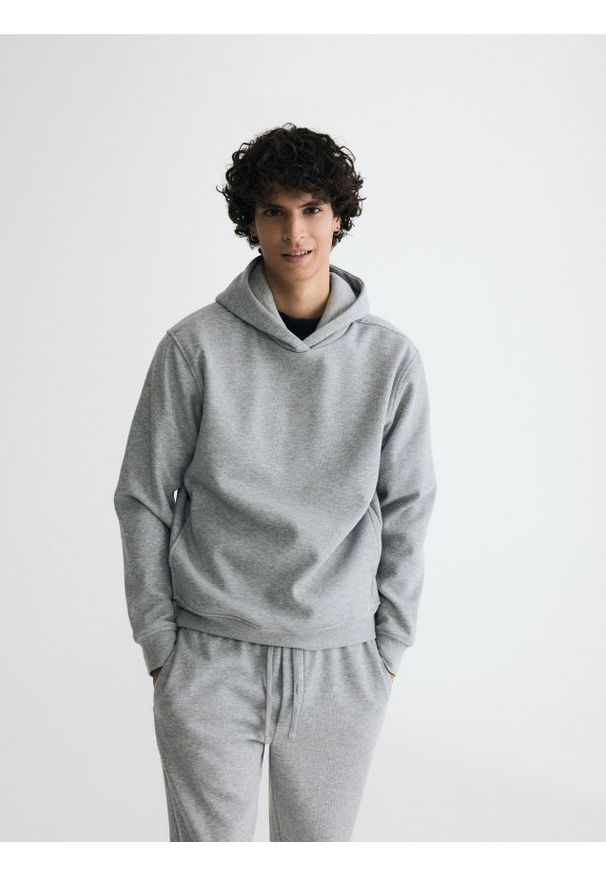 Reserved - Bluza regular z kapturem - jasnoszary. Kolor: szary. Materiał: dzianina, bawełna