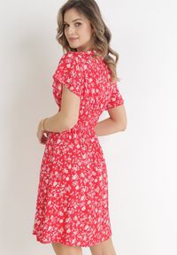 Born2be - Czerwona Kwiecista Sukienka Mini z Wiskozy z Marszczoną Gumką w Pasie Catela. Kolor: czerwony. Materiał: wiskoza. Długość rękawa: krótki rękaw. Wzór: kwiaty. Sezon: wiosna, lato. Typ sukienki: kopertowe, rozkloszowane. Długość: mini