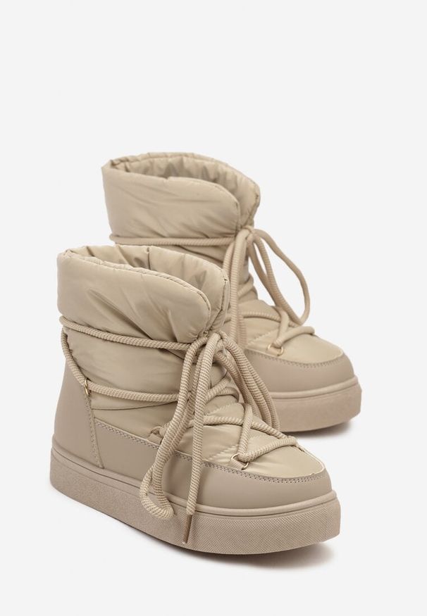 Born2be - Ciemnobeżowe Śniegowce na Grubej Podeszwie Ozdobione Wiązaniem Izalenna. Nosek buta: okrągły. Kolor: beżowy. Materiał: nubuk, syntetyk, materiał, futro. Wzór: aplikacja. Sezon: zima. Obcas: na obcasie. Wysokość obcasa: niski