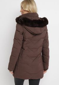 Born2be - Brązowa Kurtka Płaszcz z Pikowaniem i Futrzanym Kapturem Navimesa. Kolor: brązowy. Materiał: futro #4