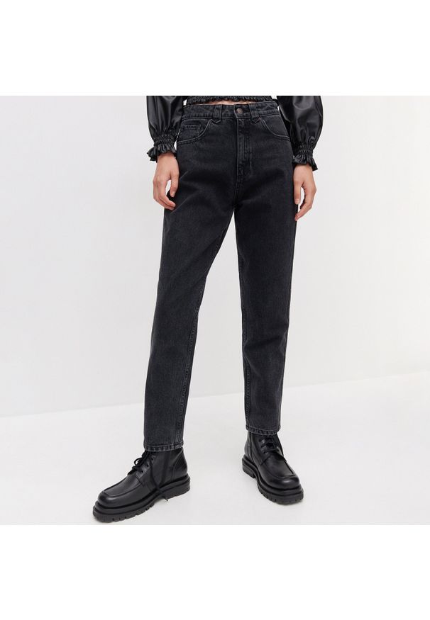 Reserved - Jeansy mom fit - Czarny. Kolor: czarny. Materiał: jeans