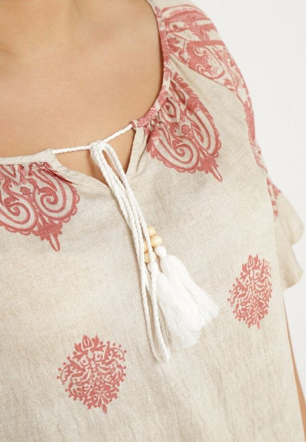Born2be - Różowa Wiskozowa Sukienka w Stylu Boho z Frędzlami i Falbankami Korilia. Typ kołnierza: kołnierz z falbankami. Kolekcja: plus size. Kolor: różowy. Materiał: wiskoza. Sezon: lato. Typ sukienki: rozkloszowane, dla puszystych. Styl: boho