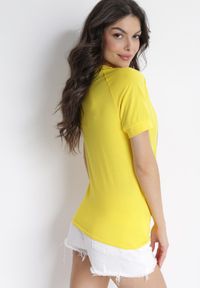 Born2be - Żółty Bawełniany T-shirt z Brokatowym Nadrukiem i Wiązaniem Edia. Okazja: na co dzień. Kolor: żółty. Materiał: bawełna. Wzór: nadruk. Styl: casual #5