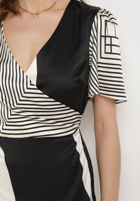 Born2be - Czarno-Biała Kopertowa Sukienka Satynowa z Geometrycznym Wzorem i Gumką w Pasie Gramelia. Okazja: na co dzień. Kolor: czarny. Materiał: satyna. Wzór: geometria. Typ sukienki: kopertowe. Styl: casual #2