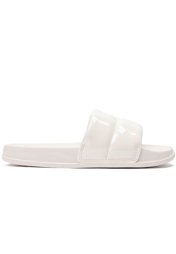 Klapki damskie New Balance SWP200W3 – beżowe. Okazja: na co dzień. Kolor: beżowy. Materiał: materiał. Wzór: aplikacja. Sezon: lato. Styl: sportowy, casual