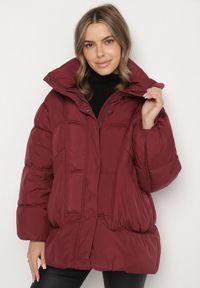 Born2be - Bordowa Pikowana Kurtka o Kroju Oversize z Kapturem Galandia. Okazja: na spacer, na co dzień. Typ kołnierza: kaptur. Kolor: czerwony. Materiał: jeans, poliester. Styl: casual, elegancki #3