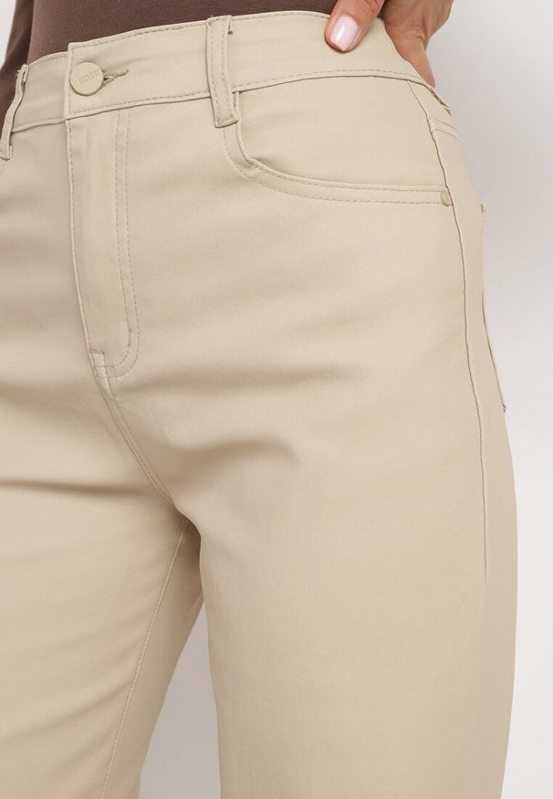 Born2be - Beżowe Szerokie Spodnie Woskowane z Wysokim Stanem Azilie. Okazja: na spotkanie biznesowe. Stan: podwyższony. Kolor: beżowy. Styl: klasyczny, biznesowy