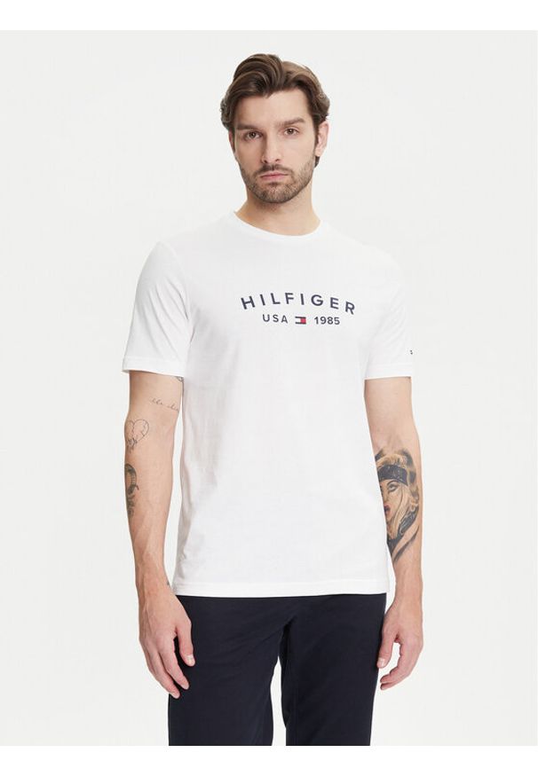 TOMMY HILFIGER - Tommy Hilfiger T-Shirt Fathers Day MW0MW39356 Biały Regular Fit. Kolor: biały. Materiał: bawełna