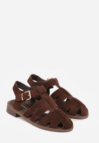 Born2be - Brązowe Sandały Gladiatorki z Zapięciem na Klamerkę Chisttema. Okazja: na spacer, na co dzień. Kolor: brązowy. Materiał: jeans. Wzór: ażurowy. Obcas: na płaskiej podeszwie. Styl: casual, klasyczny #6
