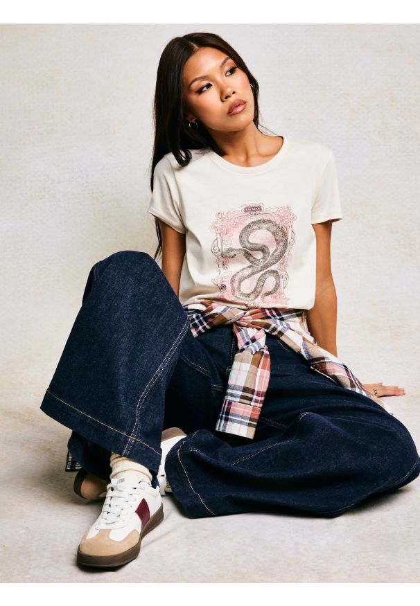 Big-Star - Koszulka damska z nadrukiem kremowa Rellsa 103. Okazja: na co dzień, na spacer, na uczelnię. Kolor: biały. Materiał: skóra, dzianina, jeans. Długość rękawa: krótki rękaw. Długość: krótkie. Wzór: nadruk. Styl: klasyczny, casual