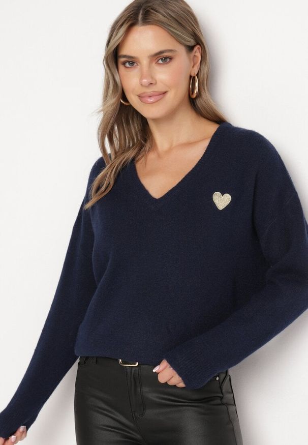 Born2be - Granatowy Sweter z Wełną i Trójkątnym Dekoltem Zivida. Okazja: na co dzień. Kolor: niebieski. Materiał: wełna. Długość rękawa: długi rękaw. Długość: długie. Styl: klasyczny, elegancki, casual