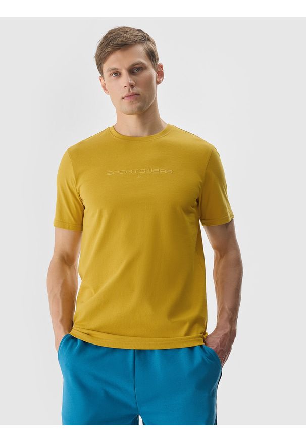 4f - T-shirt z nadrukiem męski - żółty. Okazja: na co dzień. Kolor: żółty. Materiał: bawełna, dzianina, jersey. Długość rękawa: krótki rękaw. Długość: krótkie. Wzór: nadruk. Styl: casual, klasyczny, sportowy