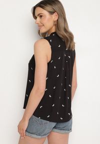 Born2be - Czarna Wiskozowa Koszula z Geometrycznym Wzorem Lumisse. Okazja: na co dzień. Kolor: czarny. Materiał: wiskoza. Wzór: geometria. Styl: klasyczny, casual