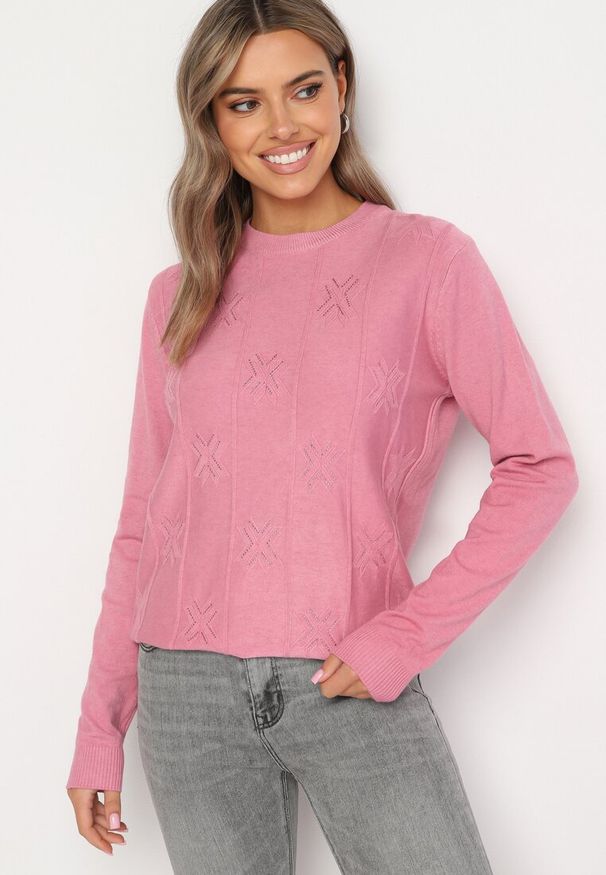 Born2be - Różowy Sweter z Bawełną Ozdobiony Cyrkoniami Irinaelle. Okazja: na co dzień. Kolor: różowy. Materiał: bawełna. Wzór: aplikacja. Styl: elegancki, klasyczny, casual