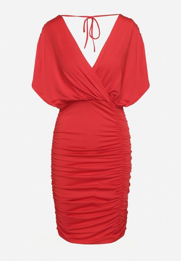 Born2be - Czerwona Sukienka z Kopertowym Dekoltem i Marszczeniami z Wiązaniem na Plecach Edalina. Typ kołnierza: dekolt kopertowy. Kolor: czerwony. Typ sukienki: kopertowe