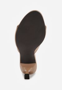 Renee - Ciemnobeżowe Eleganckie Klapki Peep Toe na Klepsydrowym Obcasie Jilthine. Nosek buta: otwarty. Kolor: beżowy. Materiał: satyna. Sezon: lato. Obcas: na obcasie. Styl: elegancki. Wysokość obcasa: średni #4