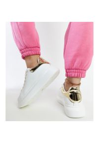 Białe sneakersy na platformie GOE LL2N4011. Nosek buta: okrągły. Kolor: biały. Materiał: guma. Sezon: lato. Obcas: na platformie #2