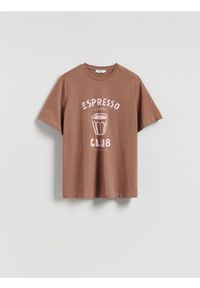Reserved - T-shirt z nadrukiem - brązowy. Kolor: brązowy. Materiał: bawełna, dzianina. Wzór: nadruk. Styl: klasyczny