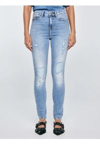 Big-Star - Jeansy damskie z wysokim stanem z przetarciami jasnoniebieskie Adela High Waist 156. Okazja: na co dzień. Stan: podwyższony. Kolor: niebieski. Styl: elegancki, casual