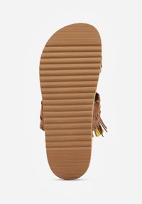 Born2be - Brązowe Płaskie Klapki Boho VICES z Imitacji Zamszu Zdobione Frędzlami Krili. Okazja: na co dzień, na spacer. Kolor: brązowy. Materiał: zamsz. Wzór: aplikacja. Sezon: lato. Obcas: na płaskiej podeszwie. Styl: boho #7