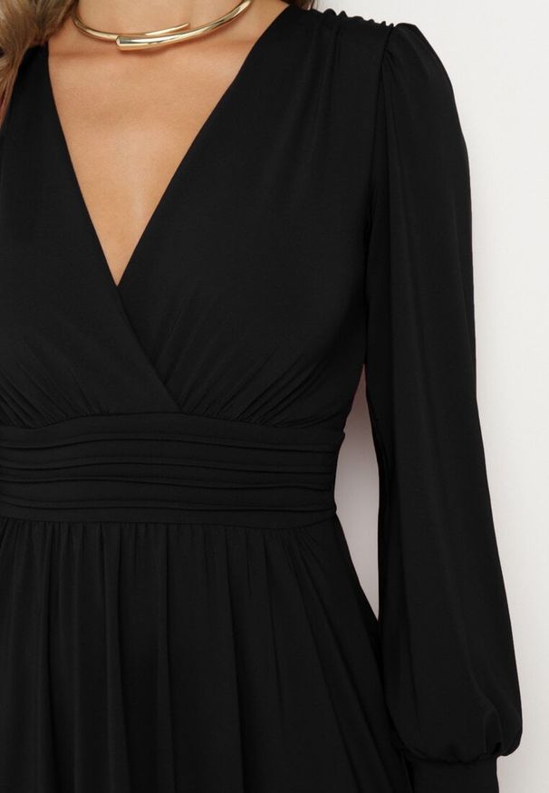 Born2be - Czarna Rozkloszowana Sukienka z Wiskozą o Kopertowym Kroju Selwenna. Okazja: na co dzień. Typ kołnierza: dekolt w kształcie V. Kolor: czarny. Materiał: wiskoza. Typ sukienki: kopertowe. Styl: casual
