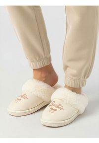 Sinsay - Kapcie z futerkiem Barbie - kremowy. Kolor: kremowy. Materiał: futro #1