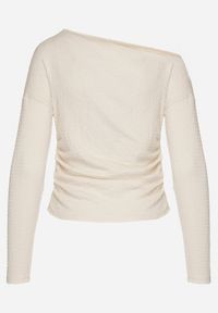 Born2be - Beżowy Marszczona Bluzka z Asymetrycznym Dekoltem i Odkrytym Ramieniem Esemella. Okazja: na spotkanie biznesowe, do pracy. Kolor: beżowy. Materiał: jeans. Styl: klasyczny, biznesowy