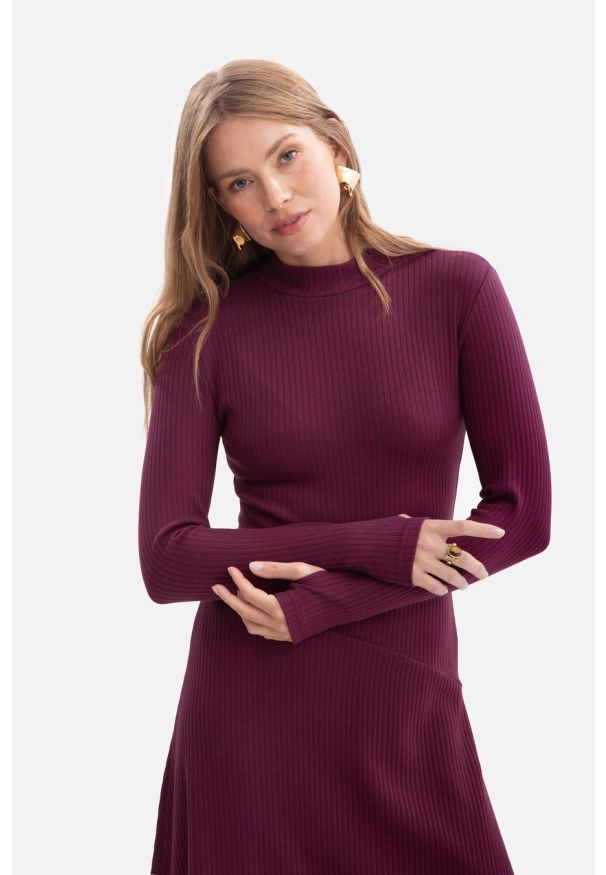 BeWear - Bawełniana sukienka dzianinowa rozkloszowana fiolet. Okazja: na co dzień, do pracy. Typ kołnierza: golf. Kolor: czarny. Materiał: dzianina, bawełna. Długość rękawa: długi rękaw. Styl: casual