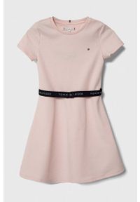 TOMMY HILFIGER - Tommy Hilfiger sukienka dziecięca kolor różowy mini rozkloszowana. Kolor: różowy. Długość rękawa: krótki rękaw. Typ sukienki: rozkloszowane. Styl: klasyczny. Długość: mini