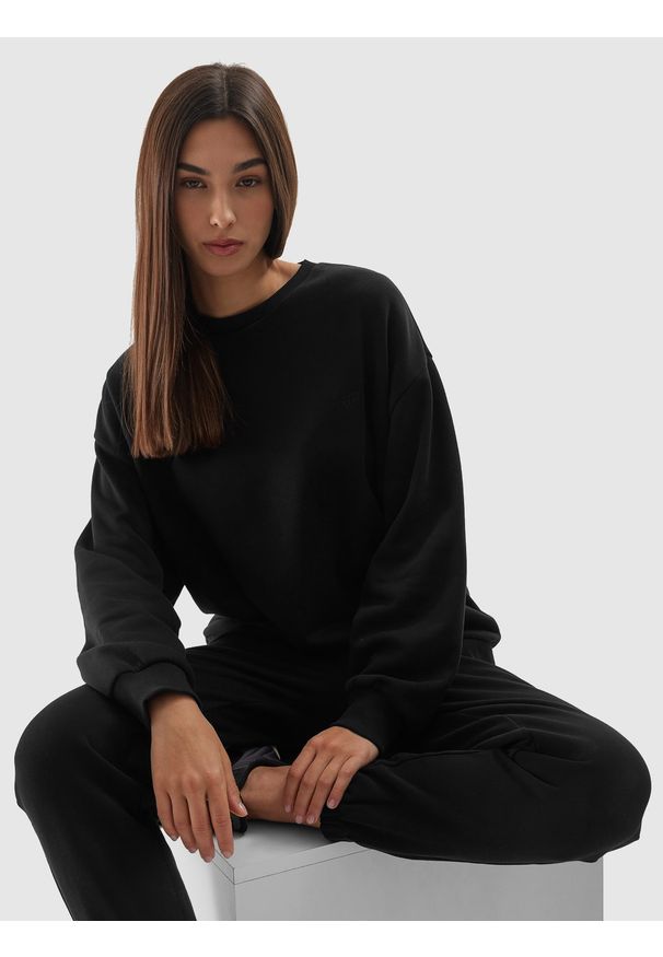 4f - 4F Bluza dresowa nierozpinana bez kaptura uniseks - czarna L. Okazja: na co dzień. Typ kołnierza: bez kaptura. Kolor: czarny. Materiał: dresówka. Wzór: gładki, ze splotem. Styl: sportowy, klasyczny, casual