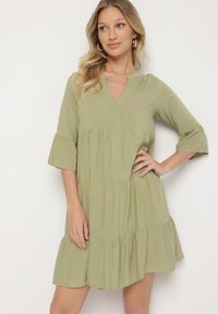 Born2be - Zielona Rozkloszowana Sukienka z Wiskozy z Falbanami Izleia. Okazja: na co dzień. Kolor: zielony. Materiał: wiskoza. Styl: elegancki, casual