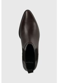 Vagabond Shoemakers sztyblety skórzane MARJA damskie kolor brązowy na płaskim obcasie 5613.101.35. Kolor: brązowy. Materiał: skóra. Obcas: na obcasie. Wysokość obcasa: niski #5