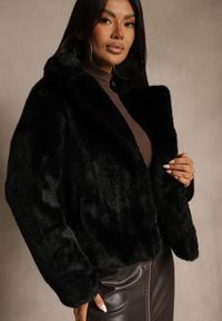 Renee - Czarna Elegancka Kurtka Futerko o Krótkim Kroju z Kołnierzem Girivine. Okazja: na randkę, na co dzień. Kolor: czarny. Materiał: futro. Długość: krótkie. Styl: elegancki #5