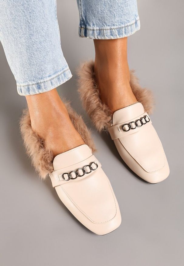 Renee - Beżowe Mokasyny na Płaskiej Podeszwie z Futerkiem i Metaliczną Ozdobą Emalorae. Okazja: na co dzień, na spotkanie biznesowe. Kolor: beżowy. Materiał: futro. Wzór: aplikacja. Obcas: na płaskiej podeszwie. Styl: biznesowy, casual