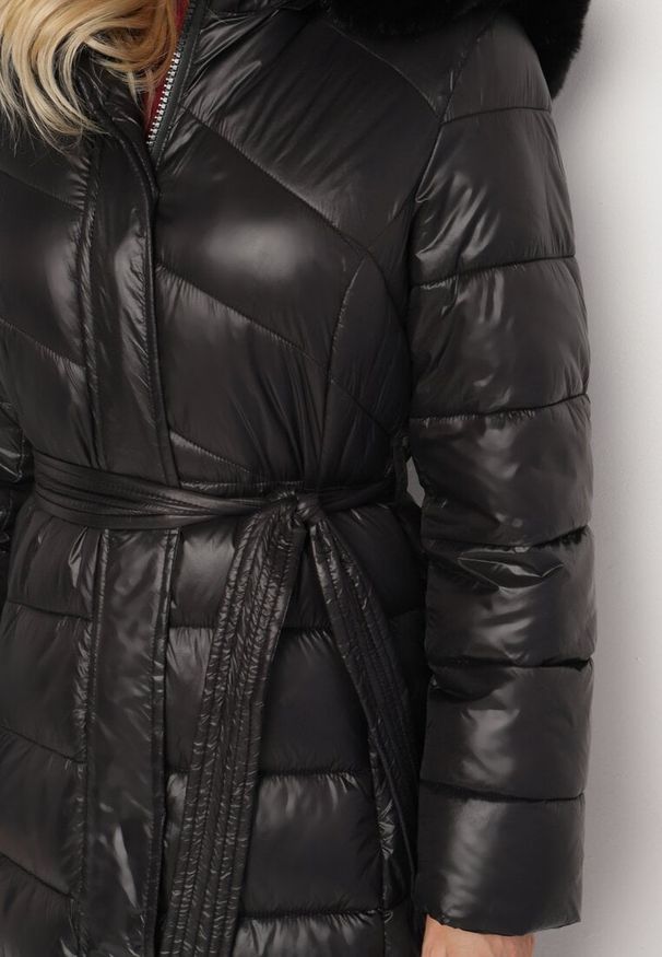 Born2be - Czarna Pikowana Kurtka o Długim Kroju z Odpinanym Kapturem z Futerkiem i Paskiem oleti. Okazja: na co dzień, na spacer. Kolor: czarny. Materiał: futro. Długość: długie. Sezon: zima. Styl: casual, klasyczny, elegancki