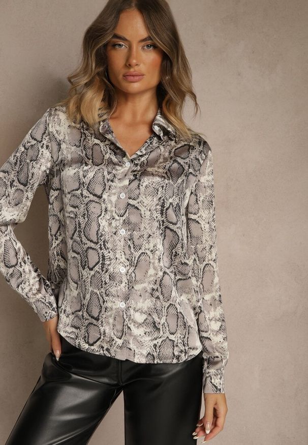 Renee - Szara Koszula Vices z Satynowej Tkaniny w Wężowy Print Resmina. Okazja: na spotkanie biznesowe, na co dzień. Kolor: szary. Materiał: tkanina, satyna. Długość rękawa: długi rękaw. Długość: długie. Wzór: nadruk. Styl: elegancki, biznesowy, klasyczny, casual