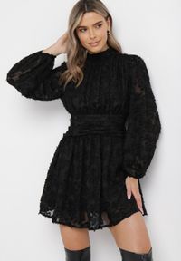 Born2be - Czarna Rozkloszowana Sukienka Koronkowa Mini Alatalo. Kolor: czarny. Materiał: koronka. Długość: mini #3