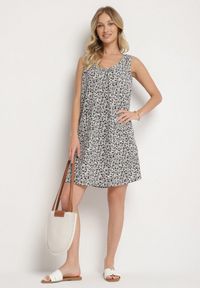 Born2be - Biała Sukienka w Kwiaty o Rozkloszowanym Kroju na Szerokich Ramiączkach Folarelle. Okazja: na co dzień. Kolor: biały. Długość rękawa: na ramiączkach. Wzór: kwiaty. Sezon: lato. Typ sukienki: rozkloszowane, proste. Styl: casual, elegancki #2