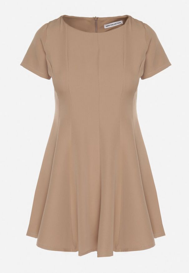 Born2be - Ciemnobeżowa Rozkloszowana Sukienka z Krótkim Rękawem i Ozdobnymi Przeszyciami Meporea. Okazja: na co dzień. Kolor: beżowy. Długość rękawa: krótki rękaw. Styl: elegancki, klasyczny, casual