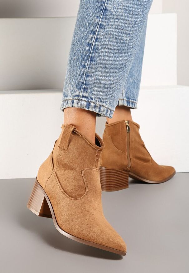 Renee - Brązowe Botki Vices w Stylu Kowbojek na Obcasie Vertige. Zapięcie: zamek. Kolor: brązowy. Materiał: jeans. Sezon: jesień. Obcas: na obcasie. Styl: boho, elegancki, rockowy. Wysokość obcasa: średni
