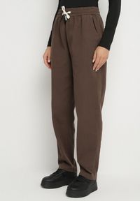 Born2be - Brązowe Spodnie Bawełniane w Stylu Mom Fit ze Sznurkiem Adenelle. Okazja: na co dzień. Kolor: brązowy. Materiał: bawełna. Styl: casual