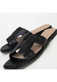 Wittchen - Damskie klapki ze skóry z przodem w literę H czarne. Okazja: na co dzień. Nosek buta: okrągły. Kolor: czarny. Wzór: geometria. Materiał: skóra. Sezon: lato. Obcas: na obcasie. Styl: wakacyjny, boho, casual, elegancki. Wysokość obcasa: niski #5