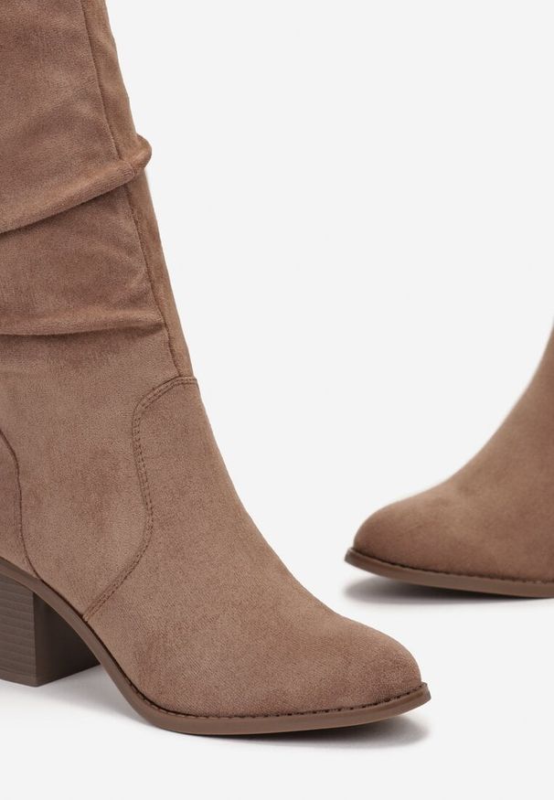 Renee - Ciemnobeżowe Kozaki przed Kolano na Słupku Cersinda. Okazja: na co dzień. Zapięcie: pasek. Kolor: beżowy. Wzór: paski. Wysokość cholewki: przed kolano. Materiał: jeans. Sezon: zima, jesień. Obcas: na słupku. Styl: casual, elegancki