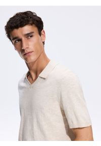Reserved - Sweter polo z dodatkiem lnu - beżowy. Typ kołnierza: polo. Kolor: beżowy. Materiał: len