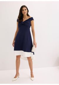 bonprix - Sukienka z dekoltem carmen i przewiązaniem. Typ kołnierza: typu carmen. Kolor: niebieski. Materiał: materiał #2