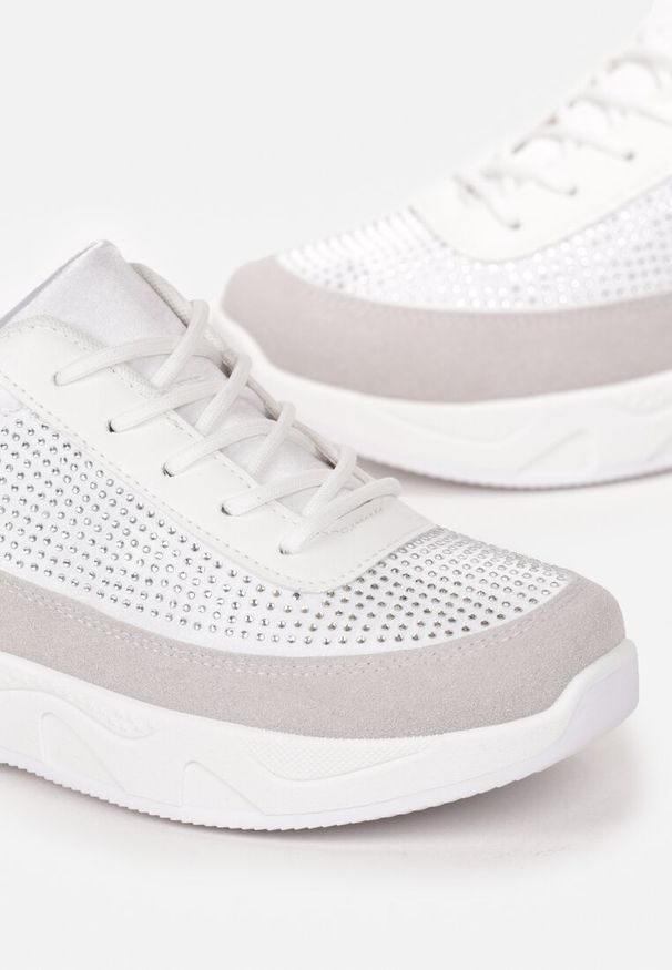 Renee - Srebrne Sneakersy z Drobnymi Cyrkoniami Hinekle. Kolor: biały