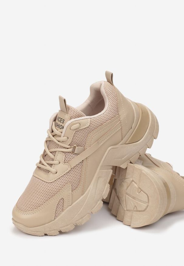 Renee - Ciemnobeżowe Sneakersy Dorameia. Wysokość cholewki: przed kostkę. Nosek buta: okrągły. Zapięcie: sznurówki. Kolor: beżowy. Materiał: materiał, jeans. Wzór: aplikacja
