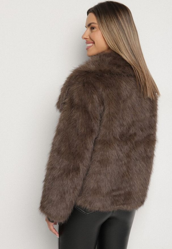 Born2be - Brązowa Kurtka Futro z Wsuwanymi Kieszeniami Liriena. Okazja: na co dzień, na spacer. Kolor: brązowy. Materiał: futro. Styl: klasyczny, casual, elegancki